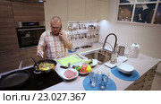 Мужчина готовит тушеные овощи с мясом и говорит по телефону. Стоковое видео, видеограф Валентин Беспалов / Фотобанк Лори