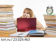 Студентка в шоке смотрит на учебники. Стоковое фото, фотограф Иванов Алексей / Фотобанк Лори