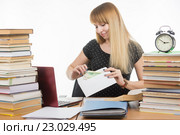 Девушка кладет деньги в конверт для взятки преподавателю на экзамене. Стоковое фото, фотограф Иванов Алексей / Фотобанк Лори