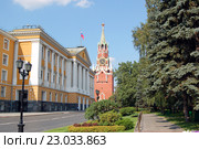 Улицы Московского Кремля. Спасская башня Кремля. Здание школы Красных командиров имени ВЦИК. Вид с Ивановской площади (2010 год). Стоковое фото, фотограф Юрий Карачев / Фотобанк Лори
