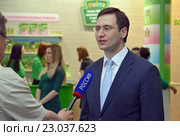 Заместитель директора Департамента международного сотрудничества и связей с общественностью, пресс-секретарь Министерства здравоохранения Российской Федерации Олег Олегович Салагай дает интервью телеканалу "Россия" (2016 год). Редакционное фото, фотограф Александр Замараев / Фотобанк Лори