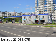 Автозаправочная станция № 3 «Жигули», автомойка. Улица Академика Янгеля, 1а. Район Чертаново Южное. Москва (2016 год). Редакционное фото, фотограф lana1501 / Фотобанк Лори