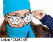 Веселая девочка в шапке и шарфе в смешных очках с надписью "2017" Стоковое фото, фотограф Элина Гаревская / Фотобанк Лори