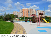 Современная детская игровая площадка в парке "Радуга". Район Вешняки. Москва (2015 год). Редакционное фото, фотограф lana1501 / Фотобанк Лори