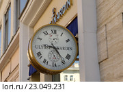 Уличные часы "Ulysse Nardin" на Петровке, Москва (2016 год). Редакционное фото, фотограф Елена Коромыслова / Фотобанк Лори