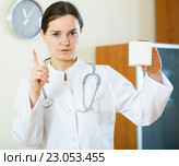 Serious female physician warning of faulty drugs. Стоковое фото, фотограф Яков Филимонов / Фотобанк Лори