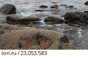Большие камни на берегу моря. Стоковое видео, видеограф Яна Королёва / Фотобанк Лори