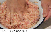 Размешивание мясного фарша. Стоковое видео, видеограф Олег Хархан / Фотобанк Лори