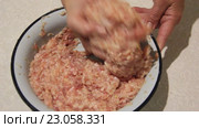 Размешивание мясного фарша. Стоковое видео, видеограф Олег Хархан / Фотобанк Лори
