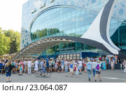Москва, Россия  - 10 августа 2015: Огромные очереди людей в открывшийся Центр океанографии и морской биологии «Москвариум» Редакционное фото, фотограф Иванов Алексей / Фотобанк Лори