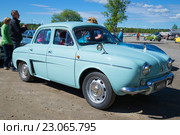 Заднемоторный легковой автомобиль Renault Dauphine на параде ретроавтомобилей в Керимяки. Финляндия (2015 год). Редакционное фото, фотограф Виктор Карасев / Фотобанк Лори