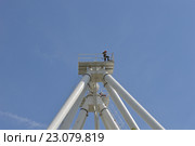 Монтажник на вышке. Стоковое фото, фотограф Антон Бабушкин / Фотобанк Лори