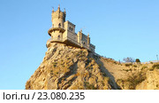 Замок "Ласточкино гнездо" летним солнечным утром, Крым, Россия (2016 год). Стоковое видео, видеограф Наталья Волкова / Фотобанк Лори