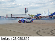 Международный авиационно-космический салон МАКС-2015. Дрифт-шоу в рамках рекламной компании производителя автомобильных шин Yokohama. Редакционное фото, фотограф Игорь Долгов / Фотобанк Лори