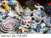 Керамическая посуда и сувениры в восточном стиле. Продажа сувениров. Евпатория, Крым. Стоковое фото, фотограф Александр Щепин / Фотобанк Лори
