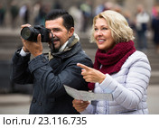 Senior travellers with city map. Стоковое фото, фотограф Яков Филимонов / Фотобанк Лори