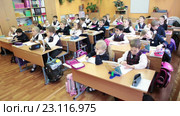 Урок математики в школе, дети сидят за партами (2016 год). Редакционное видео, видеограф Кекяляйнен Андрей / Фотобанк Лори
