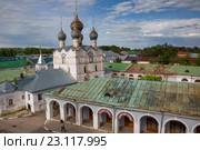 Вид сверху на Гостиный двор и церковь Спаса на Торгу в центре города Ростов Великий Ярославской области, Россия (2016 год). Редакционное фото, фотограф Николай Винокуров / Фотобанк Лори