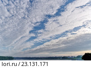 Красивое небо над Волгой ранним утром. Стоковое фото, фотограф Илюхина Наталья / Фотобанк Лори