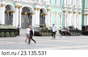Городская военно-патриотическая акция “Мы насмерть стояли у стен Ленинграда” на Дворцовой площади Санкт-Петербурга (2016 год). Редакционное видео, видеограф Сергей Дубров / Фотобанк Лори