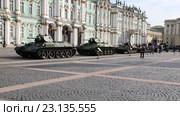 Экспозиция военной техники времен Великой Отечественной войны, выставленная на Дворцовой площади в Санкт-Петербурге (2016 год). Редакционное видео, видеограф Сергей Дубров / Фотобанк Лори