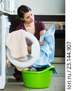 woman with musty towels. Стоковое фото, фотограф Яков Филимонов / Фотобанк Лори