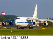 Самолет военно транспортной авиации России Антонов Ан-124 стоит на предварительном старте в аэропорту Пулково (2016 год). Редакционное фото, фотограф Oleg Ivanchenko / Фотобанк Лори