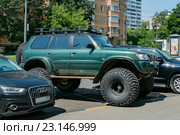 Подготовленный внедорожник на больших колесах на парковке для легковых автомобилей в Москве (2016 год). Редакционное фото, фотограф Aston 093 / Фотобанк Лори