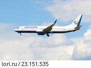 Летящий самолет Boeing 737-800 (VQ-BSS) авиакомпании "Оренбургские авиалинии" на фоне облачного неба (2016 год). Редакционное фото, фотограф Виктор Карасев / Фотобанк Лори