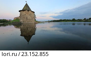 Башня Псковского кремля на берегу реки Великая отражается в воде. Белая ночь (2016 год). Стоковое видео, видеограф Яна Королёва / Фотобанк Лори