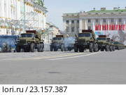 Колонна реактивных установок залпового огня БМ-21-1 "Град" на Дворцовой площади. Репетиции парада в честь Дня Победы в Санкт-Петербурге (2015 год). Редакционное фото, фотограф Виктор Карасев / Фотобанк Лори