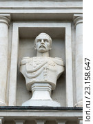 Вице-адмирал В. А. Корнилов (1806–1854) Бюст в нише здания панорамы «Оборона Севастополя 1854—1855 гг.». Севастополь, Крым (2016 год). Редакционное фото, фотограф Александр Щепин / Фотобанк Лори