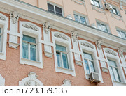 Фрагмент здания. Улица Маросейка, дом 10/1 (пересечение с Петроверигским переулком). Москва. Россия (2016 год). Редакционное фото, фотограф E. O. / Фотобанк Лори