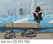 Мальчик сидит у фонтана в жаркий, солнечный день (2016 год). Редакционное фото, фотограф Корнилова Светлана / Фотобанк Лори