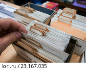 Поиск карточки издания в библиотечной картотеке (2016 год). Редакционное фото, фотограф Вячеслав Палес / Фотобанк Лори
