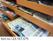 Стеллаж с подшивками газет в читальном зале библиотеки (2016 год). Редакционное фото, фотограф Вячеслав Палес / Фотобанк Лори
