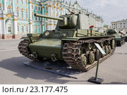Тяжелый танк КВ-1 на военно-патриотической акции «Мы насмерть стояли у стен Ленинграда», посвященной Дню памяти и скорби на Дворцовой площади, Санкт-Петербург (2016 год). Редакционное фото, фотограф Галина Ермолаева / Фотобанк Лори