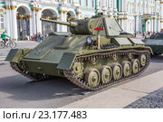 Легкий танк Т-70 времен Великой Отечественной войны на военно-патриотической акции «Мы насмерть стояли у стен Ленинграда», посвященной Дню памяти и скорби на Дворцовой площади, Санкт-Петербург (2016 год). Редакционное фото, фотограф Галина Ермолаева / Фотобанк Лори