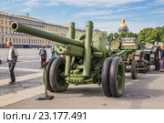 122-мм корпусная пушка во время военно-патриотической акции «Мы насмерть стояли у стен Ленинграда», посвященной Дню памяти и скорби на Дворцовой площади, Санкт-Петербург (2016 год). Редакционное фото, фотограф Галина Ермолаева / Фотобанк Лори