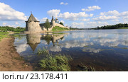 Древние башни Псковского кремля, облака плывут в реке (2016 год). Стоковое видео, видеограф Яна Королёва / Фотобанк Лори
