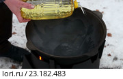 Человек льет масло подсолнечное в котел. Стоковое видео, видеограф ActionStore / Фотобанк Лори
