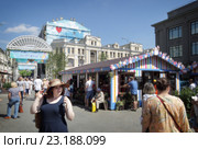 Москвичка на улице Кузнецкий Мост, фестиваль мороженого (2016 год). Редакционное фото, фотограф Дмитрий Неумоин / Фотобанк Лори