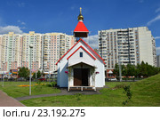 Храм-часовня святого праведного отрока Артемия Веркольского в парке имени Артёма Боровика в Марьине в Москве (2016 год). Редакционное фото, фотограф lana1501 / Фотобанк Лори