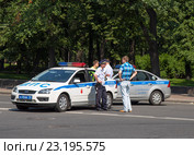Машины ДПС, перекрывающие улицу. Санкт-Петербург (2016 год). Редакционное фото, фотограф Александр Щепин / Фотобанк Лори