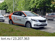 Каршеринг. Автомобиль Kia Rio сервиса поминутной аренды автомобиля Anytimecar в Москве (2016 год). Редакционное фото, фотограф Александр Замараев / Фотобанк Лори