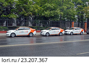 Каршеринг. Автомобили Kia Rio сервиса поминутной аренды автомобиля Anytimecar в Москве (2016 год). Редакционное фото, фотограф Александр Замараев / Фотобанк Лори