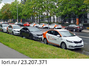 Каршеринг. Автомобили Kia Rio сервиса поминутной аренды автомобиля Anytimecar в Москве (2016 год). Редакционное фото, фотограф Александр Замараев / Фотобанк Лори