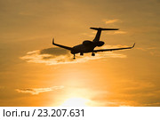 Самолет Bombardier BD-700-1A11 Global 5000 (M-KBSD) улетает в закатное небо (2016 год). Редакционное фото, фотограф Виктор Карасев / Фотобанк Лори