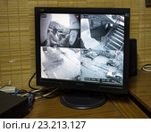 Монитор системы видео наблюдения в подъезде (2016 год). Редакционное фото, фотограф Вячеслав Палес / Фотобанк Лори
