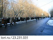 Прощание с Егором Гайдаром, люди стоят в очереди на тротуаре (2009 год). Редакционное фото, фотограф Олег Козырев / Фотобанк Лори